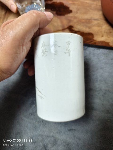 古玩陶瓷光緒仕女紋刻瓷筆筒真品鑒賞圖