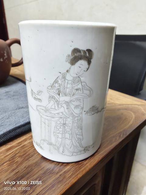 古玩陶瓷光緒仕女紋刻瓷筆筒真品鑒賞圖