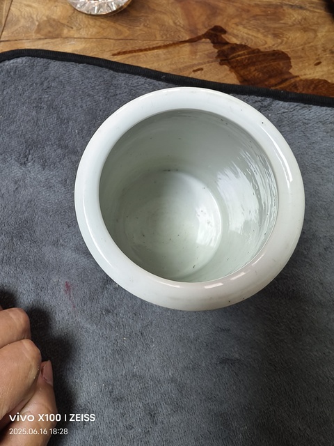 古玩陶瓷光緒仕女紋刻瓷筆筒真品鑒賞圖