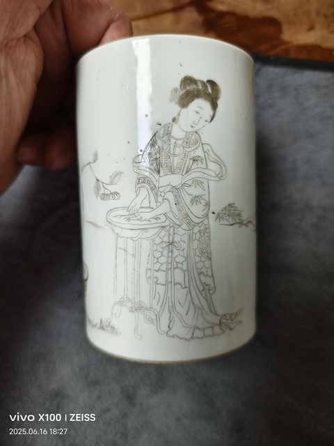 古玩陶瓷光緒仕女紋刻瓷筆筒真品鑒賞圖
