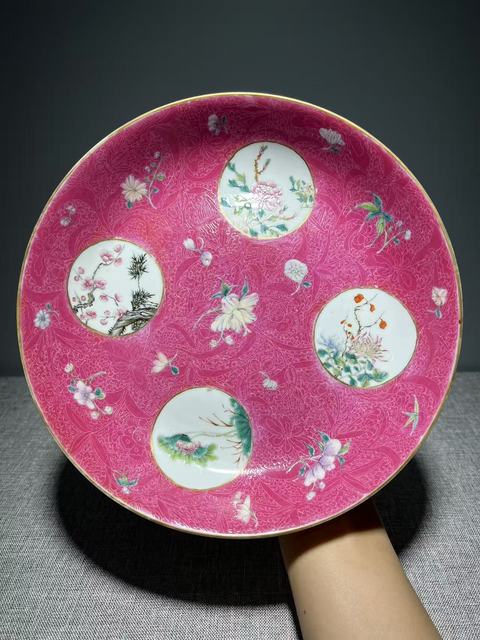 古玩陶瓷胭脂紅壓道開窗花卉紋臥盤真品鑒賞圖