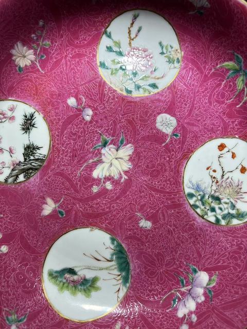 古玩陶瓷胭脂紅壓道開窗花卉紋臥盤真品鑒賞圖