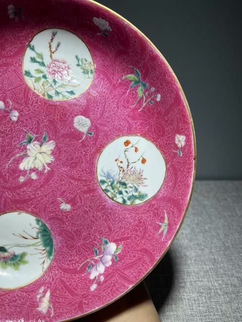古玩陶瓷胭脂紅壓道開窗花卉紋臥盤真品鑒賞圖