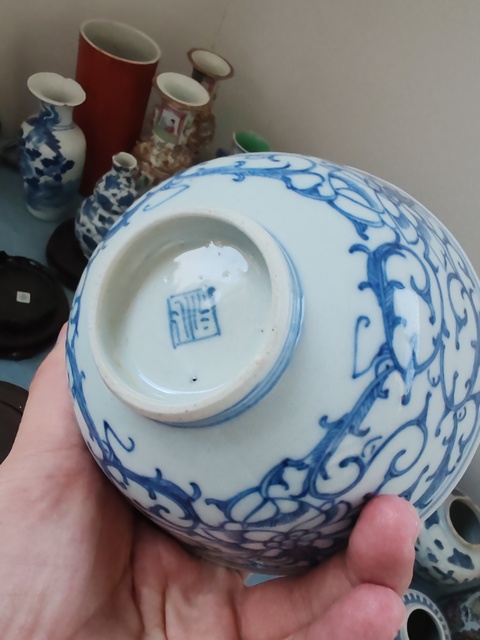 古玩陶瓷青花纏枝蓮紋碗真品鑒賞圖