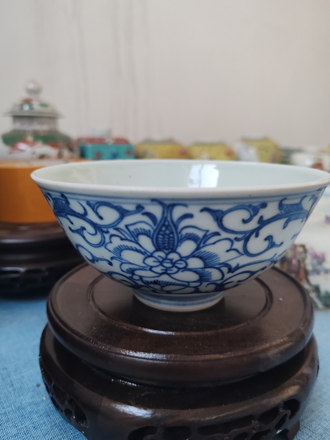 古玩陶瓷青花纏枝蓮紋碗真品鑒賞圖