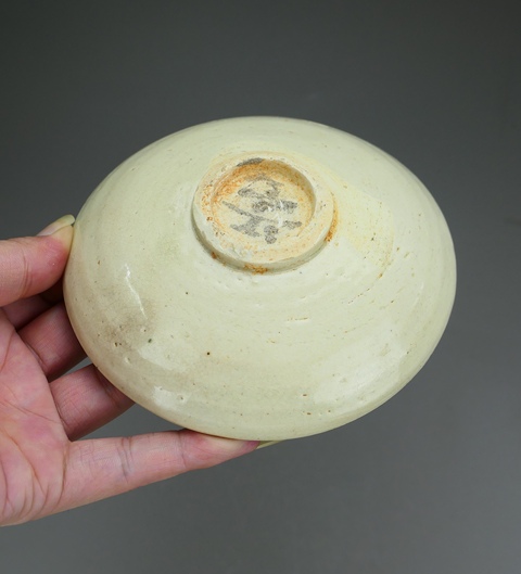 古玩陶瓷米黃釉水洗真品鑒賞圖