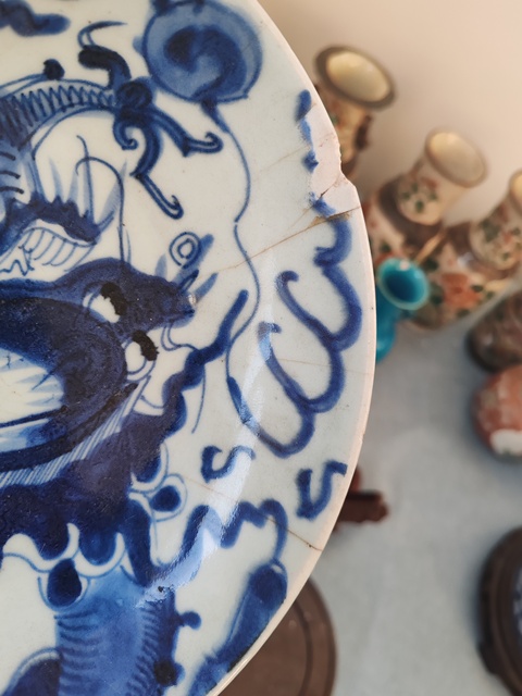 古玩陶瓷青花過墻龍紋臥盤真品鑒賞圖