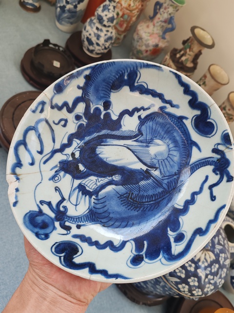 古玩陶瓷青花過墻龍紋臥盤真品鑒賞圖