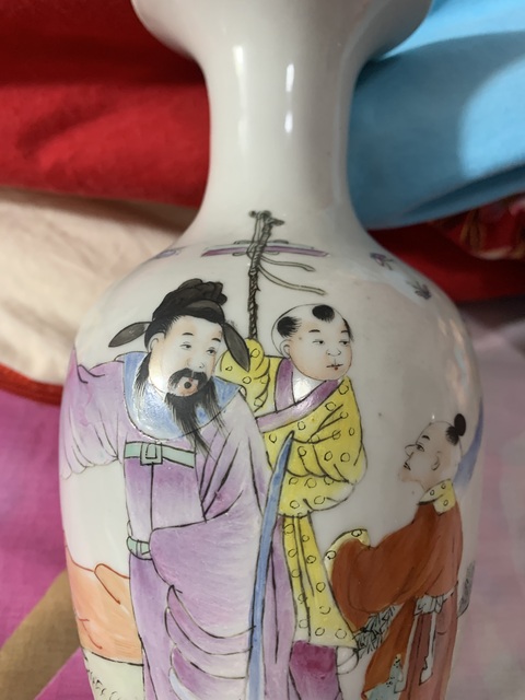 古玩陶瓷粉彩人物故事紋撇口瓶拍賣，當前價格9800元