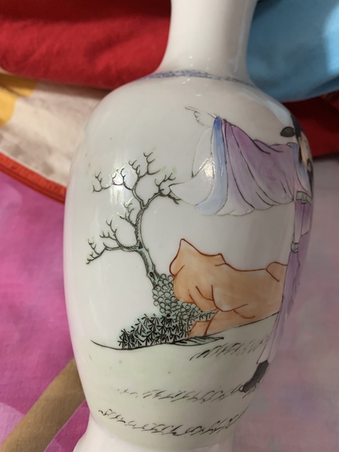 古玩陶瓷粉彩人物故事紋撇口瓶拍賣，當前價格9800元
