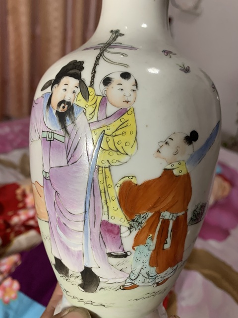 古玩陶瓷粉彩人物故事紋撇口瓶拍賣，當前價格9800元