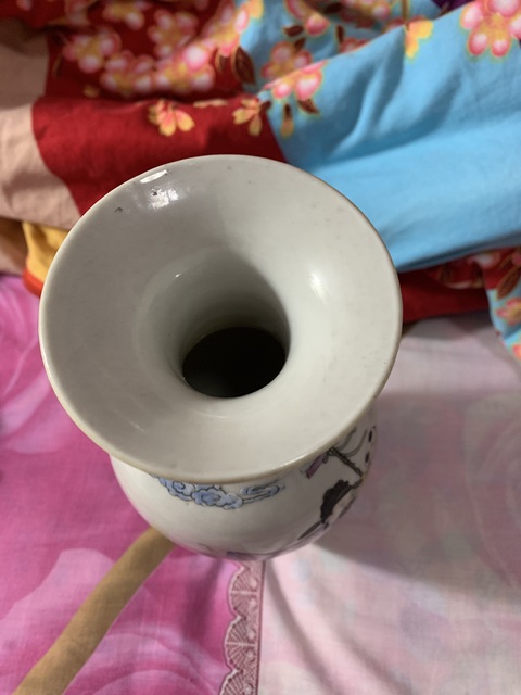 古玩陶瓷粉彩人物故事紋撇口瓶拍賣，當前價格9800元