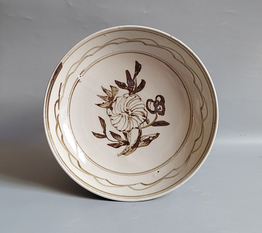 古玩陶瓷明末清初·白釉褐彩花卉紋盤真品鑒賞圖