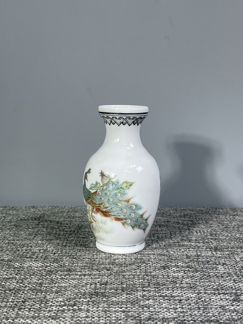 古玩陶瓷粉彩孔雀花卉紋盤口瓶真品鑒賞圖