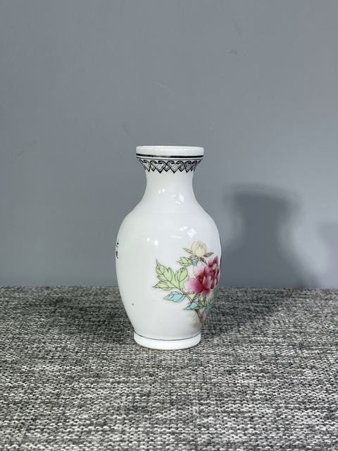 古玩陶瓷粉彩孔雀花卉紋盤口瓶真品鑒賞圖