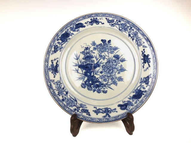 古玩陶瓷清乾隆·青花博古紋托八寶紋大盤真品鑒賞圖