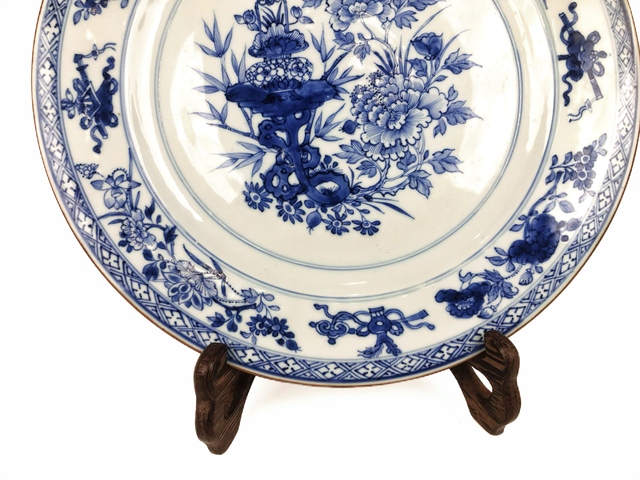 古玩陶瓷清乾隆·青花博古紋托八寶紋大盤真品鑒賞圖
