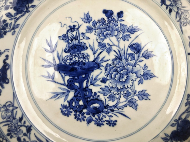 古玩陶瓷清乾隆·青花博古紋托八寶紋大盤真品鑒賞圖