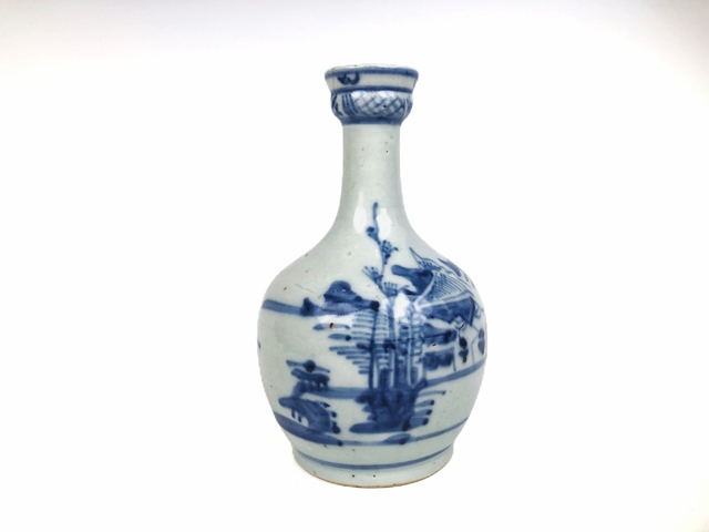 古玩陶瓷清中期·青花山水蒜頭瓶真品鑒賞圖