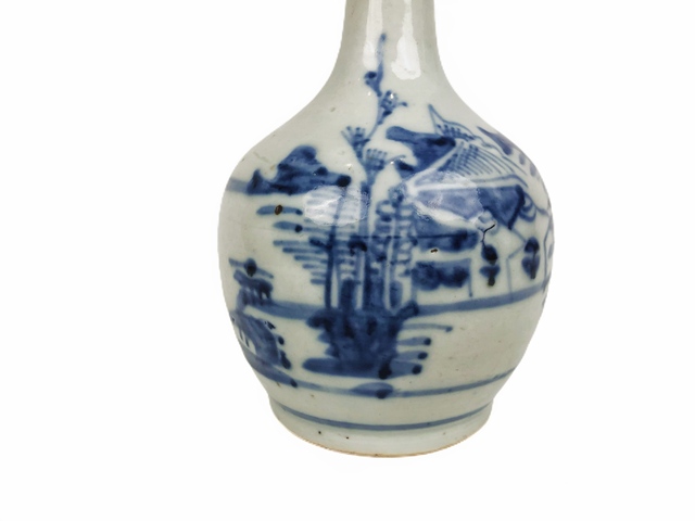 古玩陶瓷清中期·青花山水蒜頭瓶真品鑒賞圖