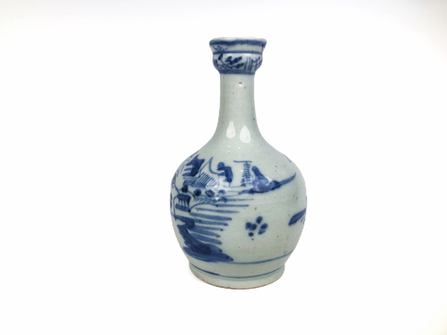 古玩陶瓷清中期·青花山水蒜頭瓶真品鑒賞圖