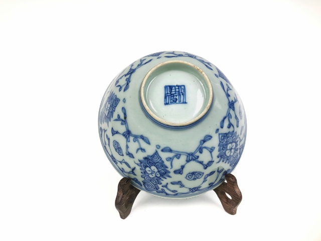 古玩陶瓷清嘉慶·青花纏枝蓮紋碗真品鑒賞圖