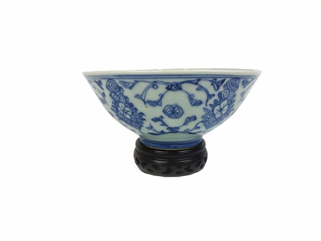 古玩陶瓷清嘉慶·青花纏枝蓮紋碗真品鑒賞圖