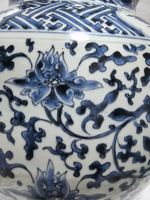 古玩陶瓷明末清初·青花纏枝蓮紋大罐 真品鑒賞圖