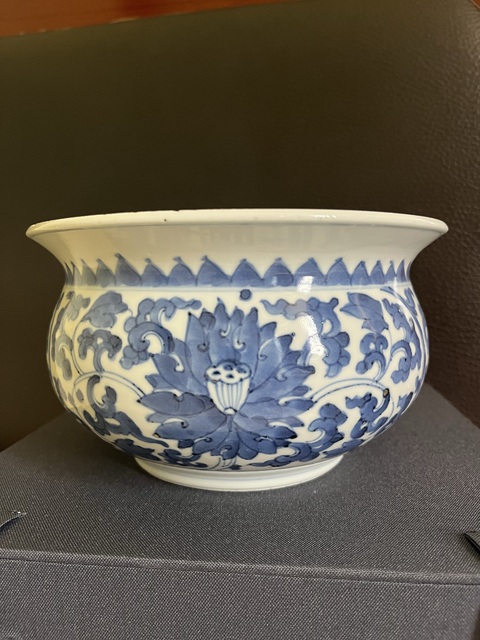 古玩陶瓷青花纏枝蓮紋香爐，疑似復窯真品鑒賞圖