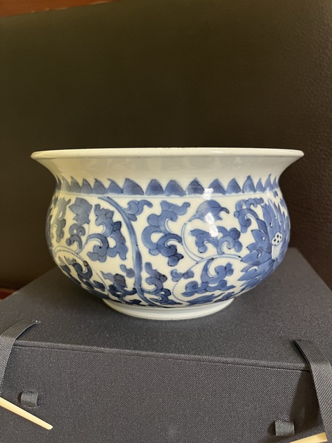 古玩陶瓷青花纏枝蓮紋香爐，疑似復窯真品鑒賞圖