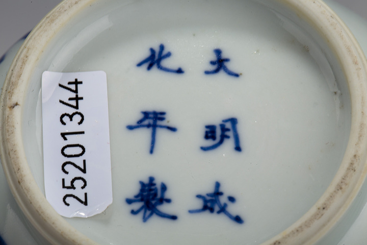 古玩陶瓷清康熙·青花團花紋瓜棱蓋罐一對拍賣，當前價格0元