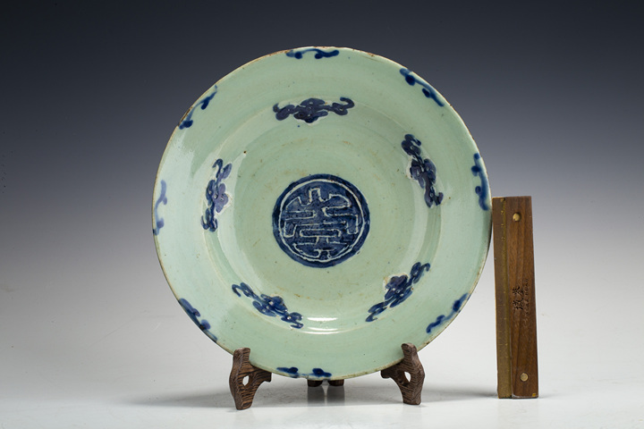 古玩陶瓷清中·豆青釉青花五福捧壽紋盤真品鑒賞圖