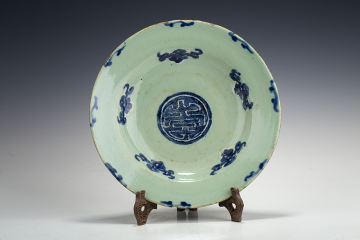 古玩陶瓷清中·豆青釉青花五福捧壽紋盤真品鑒賞圖
