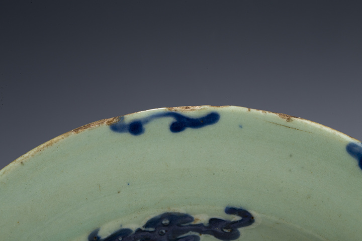 古玩陶瓷清中·豆青釉青花五福捧壽紋盤真品鑒賞圖