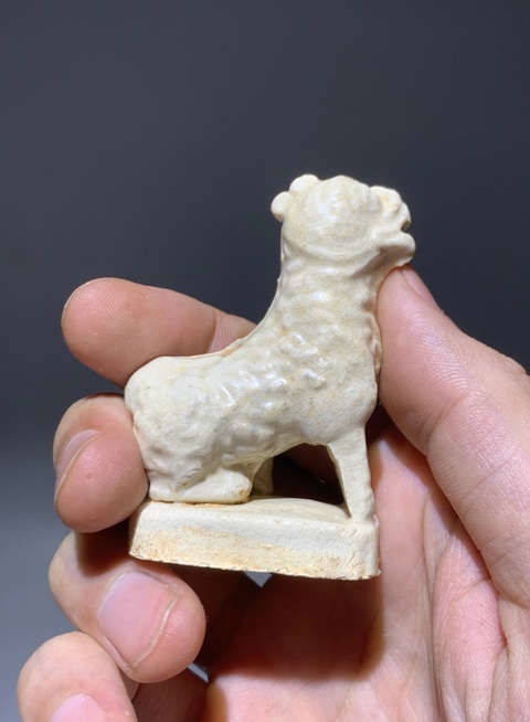 古玩陶瓷明代德化窯白釉瑞獸香插拍賣，當前價格460元