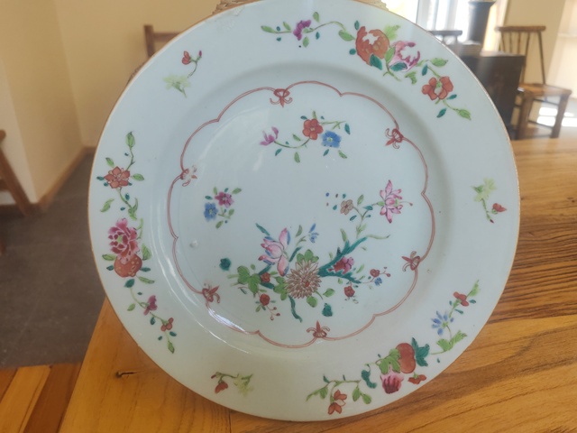 古玩陶瓷花卉紋粉彩盤真品鑒賞圖