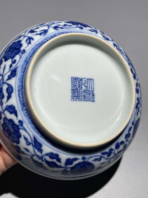 古玩陶瓷乾隆·青花纏枝花卉紋盤（官）真品鑒賞圖