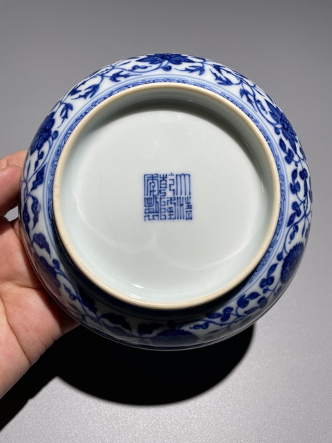 古玩陶瓷乾隆·青花纏枝花卉紋盤（官）真品鑒賞圖