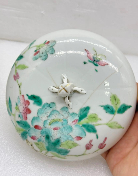 古玩陶瓷粉彩花卉紋瓜棱蓋罐拍賣，當(dāng)前價(jià)格980元