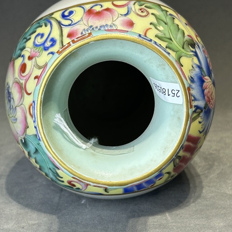 古玩陶瓷洋彩花卉開窗山水紋觀音瓶真品鑒賞圖