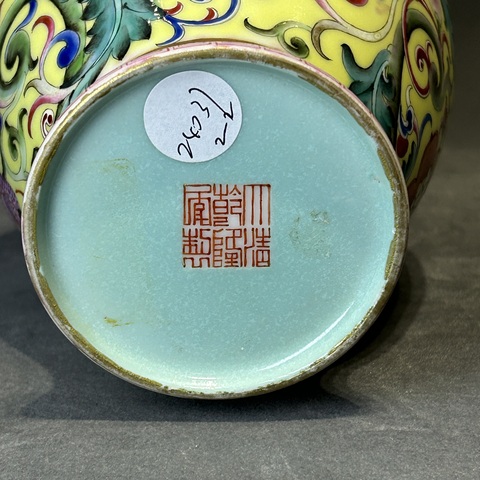 古玩陶瓷洋彩花卉開窗山水紋觀音瓶真品鑒賞圖