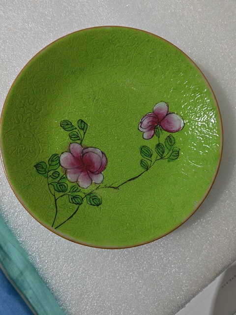 古玩陶瓷蘋果綠軋道粉彩花卉紋盤真品鑒賞圖