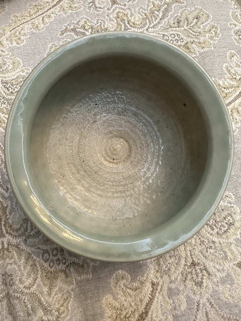 古玩陶瓷豆青釉暗刻花卉紋三足爐真品鑒賞圖