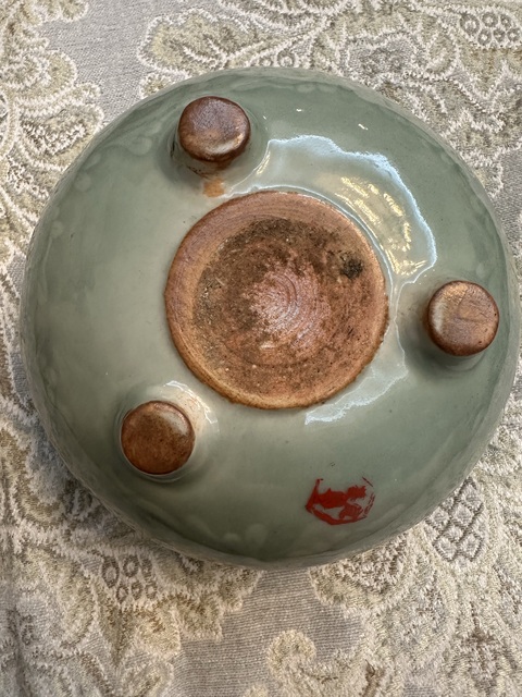 古玩陶瓷豆青釉暗刻花卉紋三足爐真品鑒賞圖
