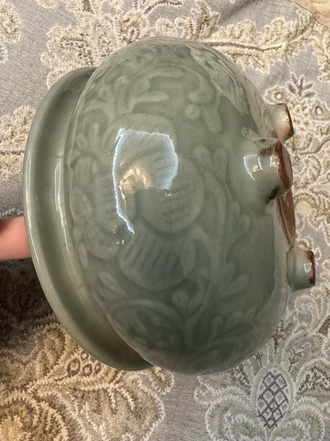 古玩陶瓷豆青釉暗刻花卉紋三足爐真品鑒賞圖