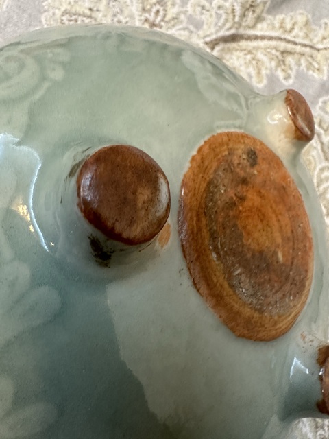 古玩陶瓷豆青釉暗刻花卉紋三足爐真品鑒賞圖