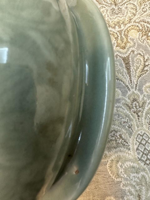 古玩陶瓷豆青釉暗刻花卉紋三足爐真品鑒賞圖