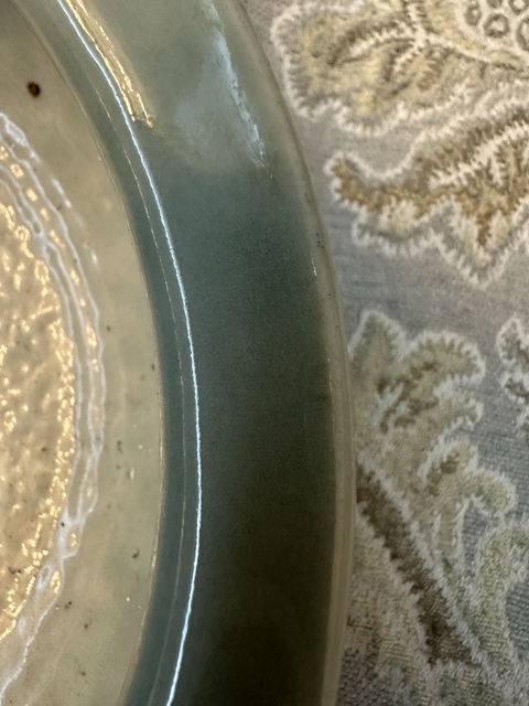 古玩陶瓷豆青釉暗刻花卉紋三足爐真品鑒賞圖