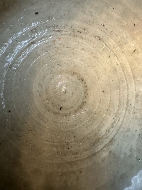 古玩陶瓷豆青釉暗刻花卉紋三足爐真品鑒賞圖