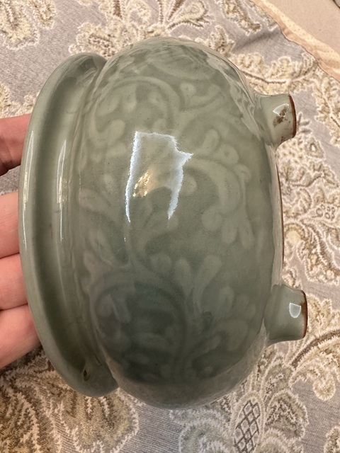 古玩陶瓷豆青釉暗刻花卉紋三足爐真品鑒賞圖